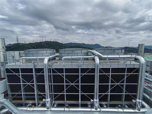 將水冷卻的裝置--逆流式冷卻塔(冷凍水回冷卻塔的原因)